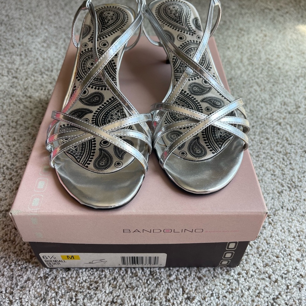 Silver strappy sandal. Low heel